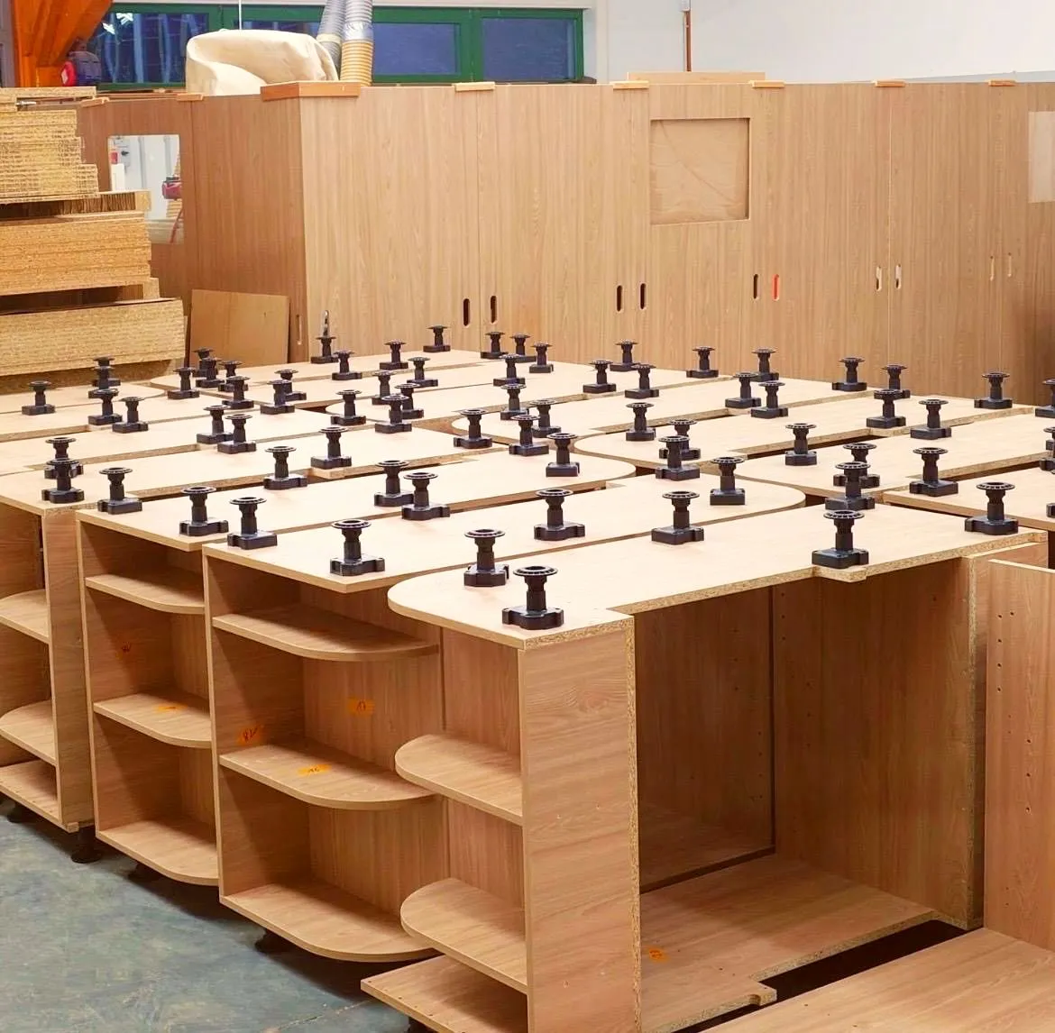 Schrankmodule mit Einstellfüßen in der Fertigung